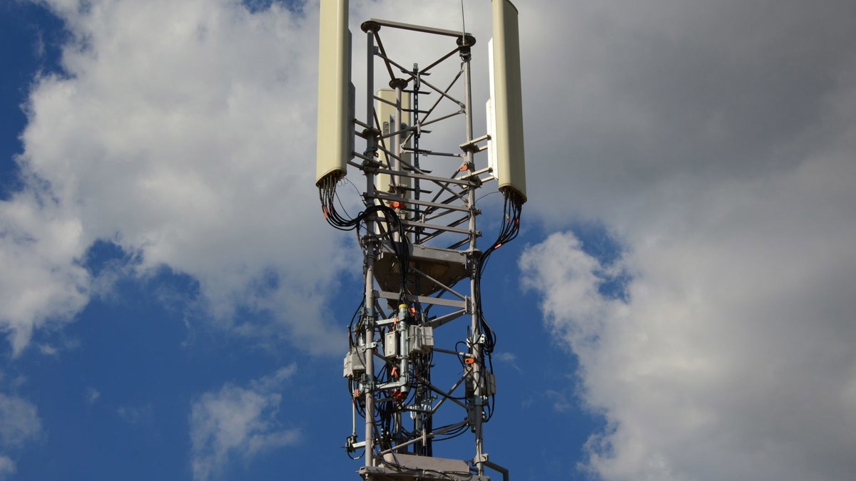 AT&T closes EchoStar spectrum purchase to expand nationwide 5G capacity
